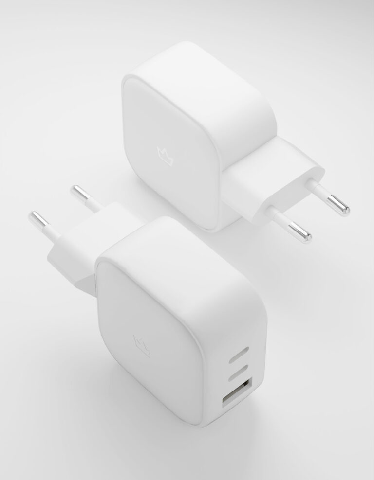 Фото Адаптер питания VLP G-Charge 65W 2xUSB-C + USB-A белый На фото изображено Адаптер питания VLP G-Charge 65W 2xUSB-C + USB-A белый