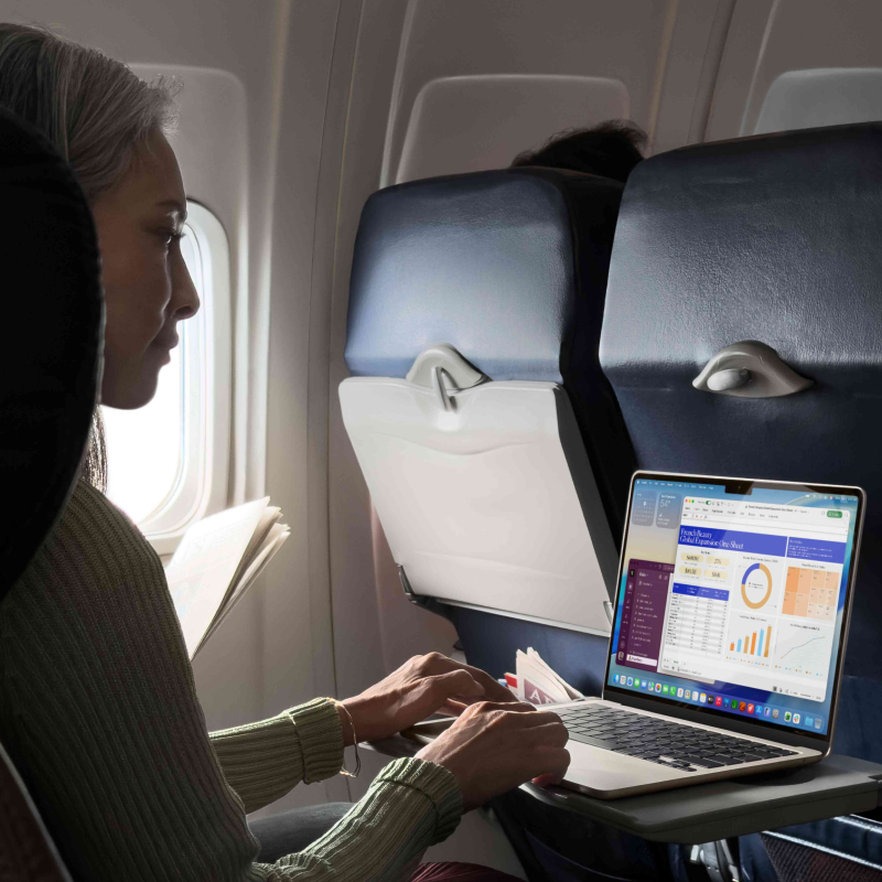 На фото изображено Apple MacBook Air 15" (M5, 10C / 10C, 2026) 24 ГБ, 512 ГБ SSD, Сияющая звезда