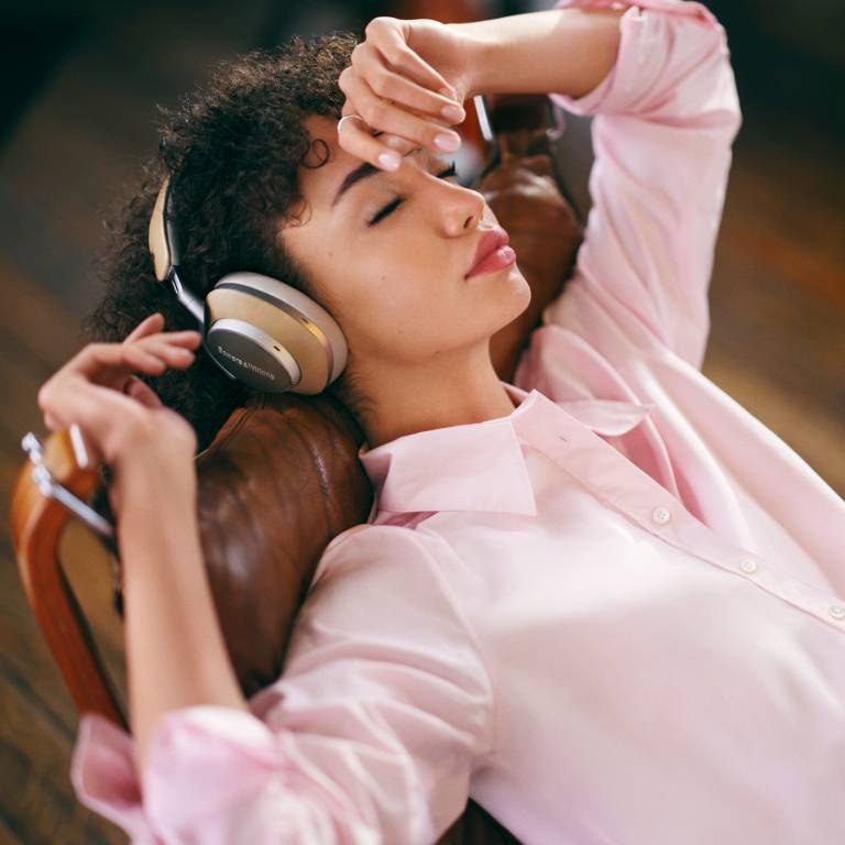 На фото изображено Беспроводные наушники Bowers & Wilkins Px8, бежевый