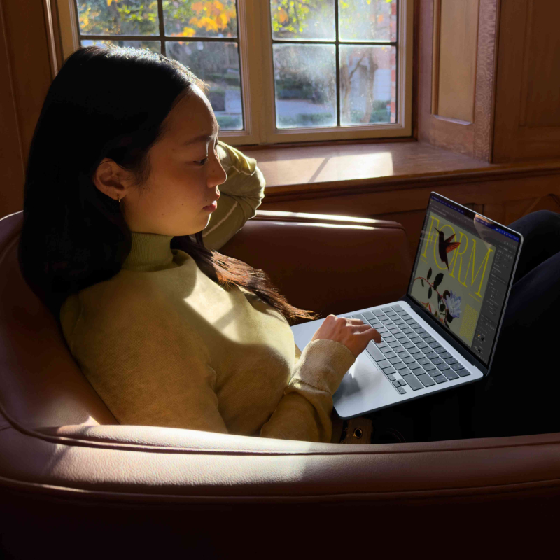 На фото изображено Apple MacBook Air 15" (M5, 10C / 10C, 2026) 24 ГБ, 512 ГБ SSD, Сияющая звезда