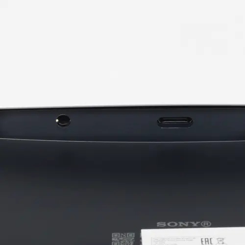 На фото изображено SONY PlayStation Portal, белый