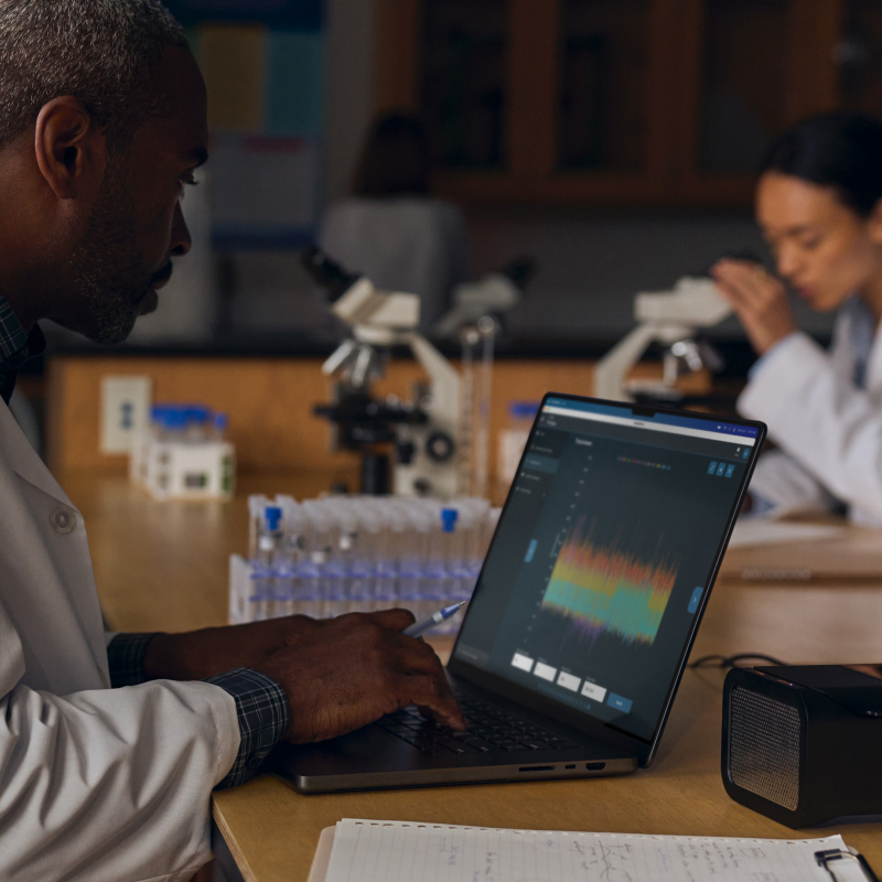 На фото изображено Apple MacBook Pro 16" (M5 Max, 18C / 40C, 2026) 48 ГБ, 1 ТБ SSD, чёрный космос