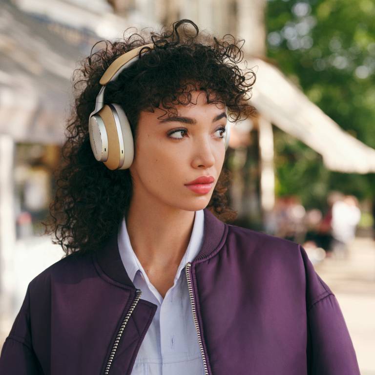 На фото изображено Беспроводные наушники Bowers & Wilkins Px8, бежевый