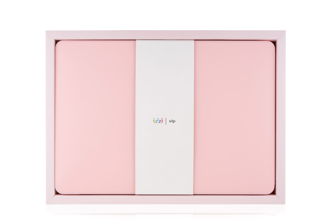 На фото изображено Чехол защитный VLP Plastic Case для MacBook Pro 13" 2020, светло-розовый