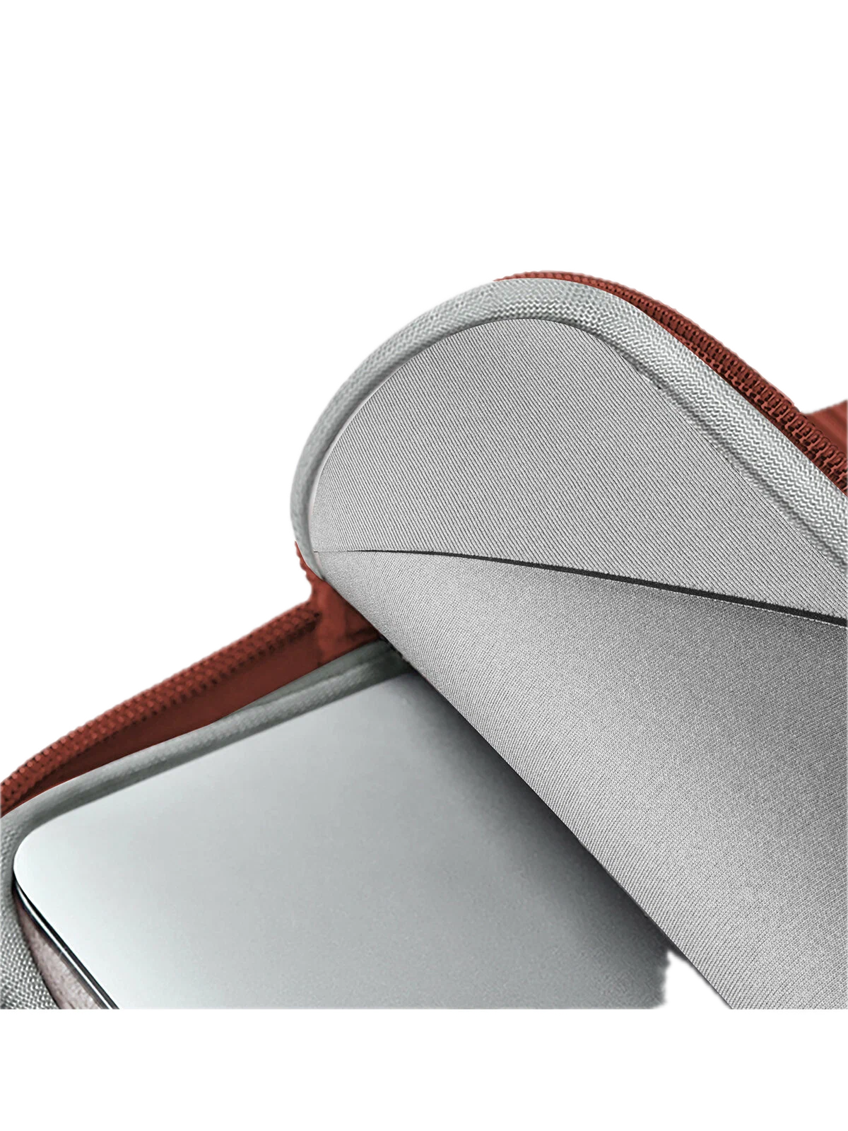 На фото изображено Uniq Cyprus Ridge Edition для MacBook Air 13, Burnt Sienna