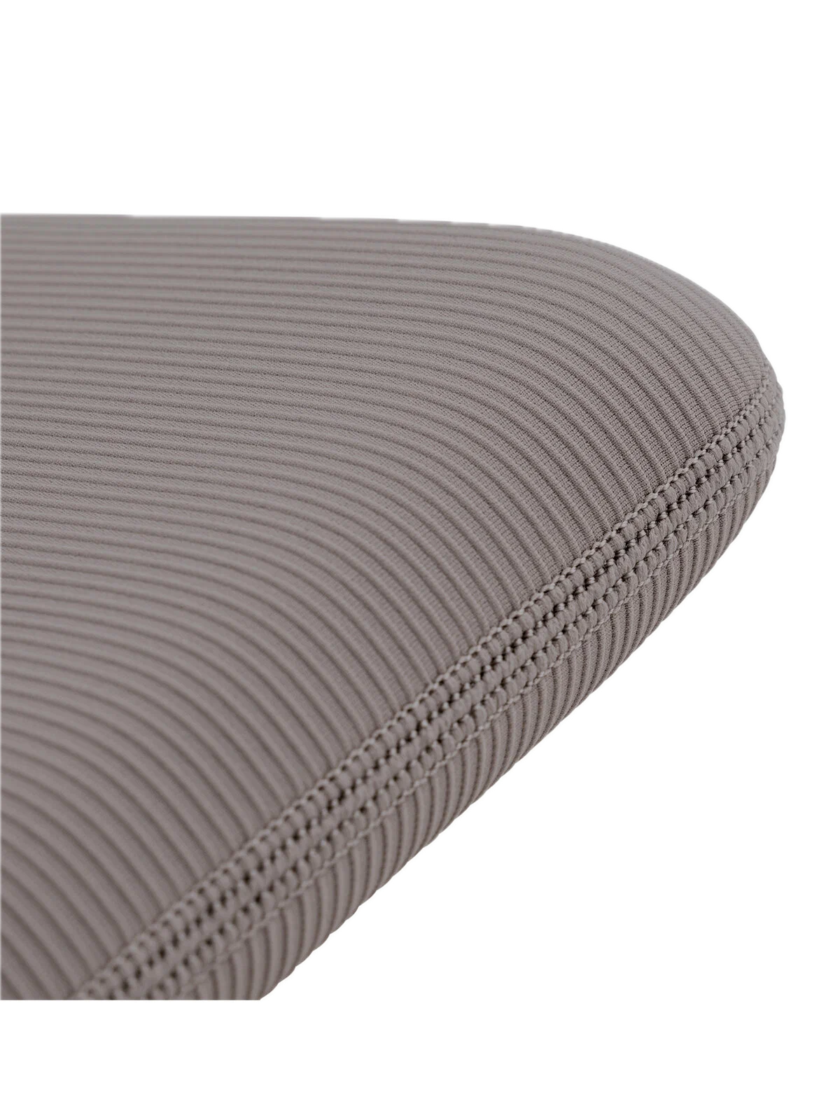 На фото изображено Uniq Cyprus Ridge Edition для MacBook Air 13, Pewter Grey