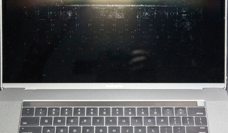 Клавиатура отпечаталась на экране MacBook, что делать? Клавиатура отпечаталась на экране MacBook, что делать?