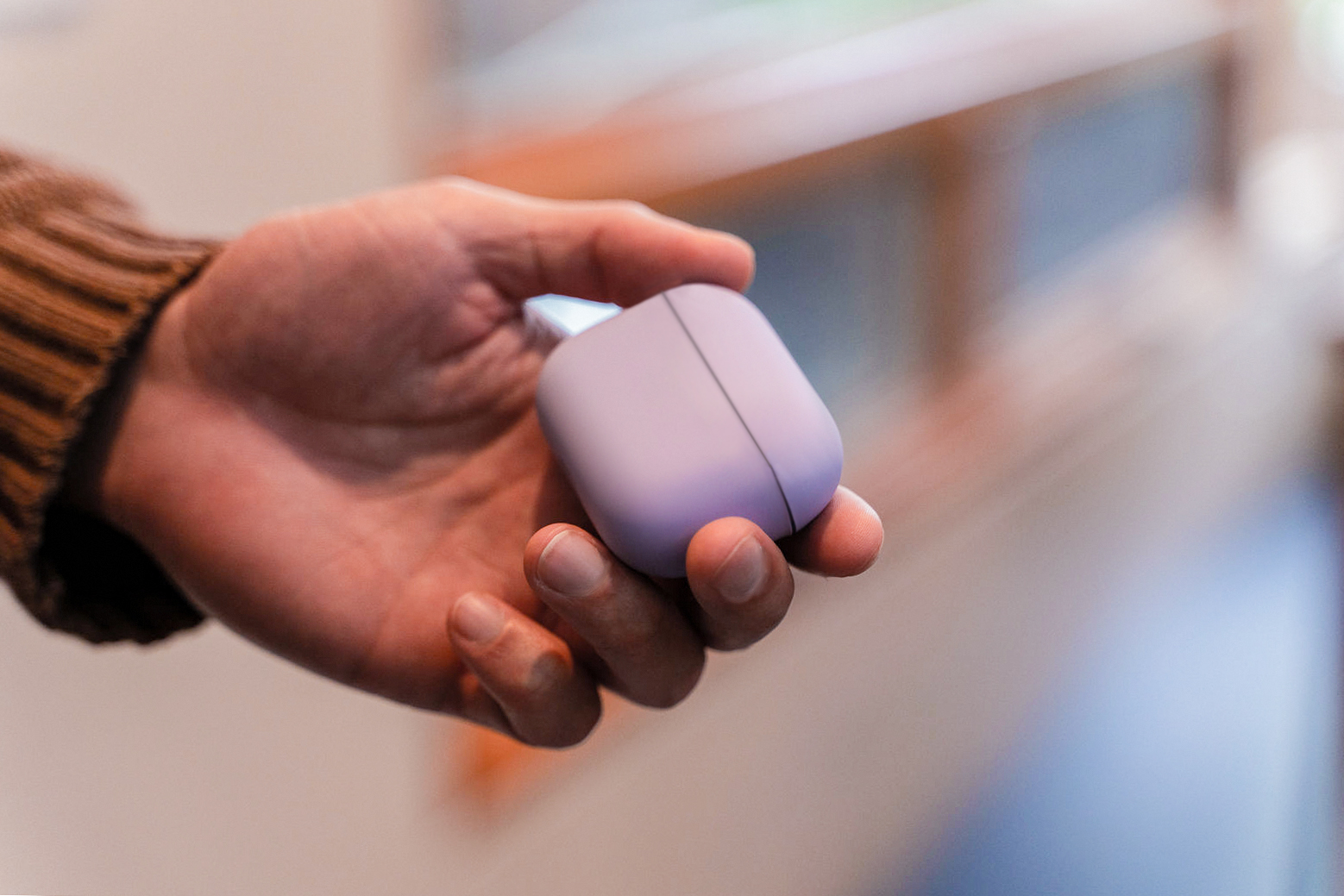 На фото изображено Защитный чехол uBear AirPods Pro 2 Touch Pro Silicone Case, фиолетовый